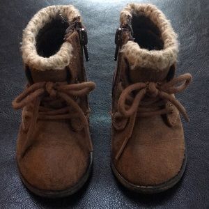 Baby girl or boy brown ankle boots with zipper